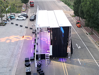 Side angle of HY-S465 stage trailer showing hydraulic system and roof structure